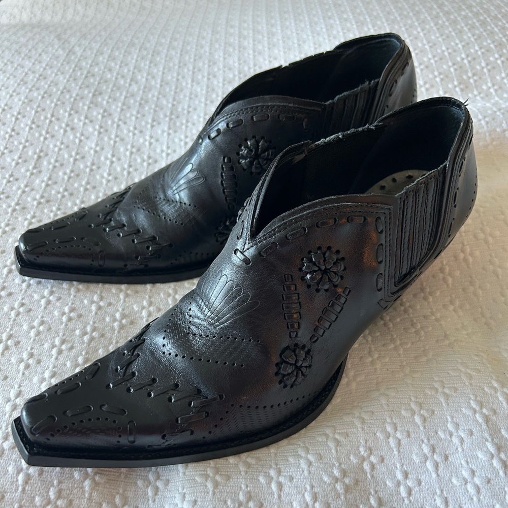BCBG Girls black leather boots. Women’s size 6